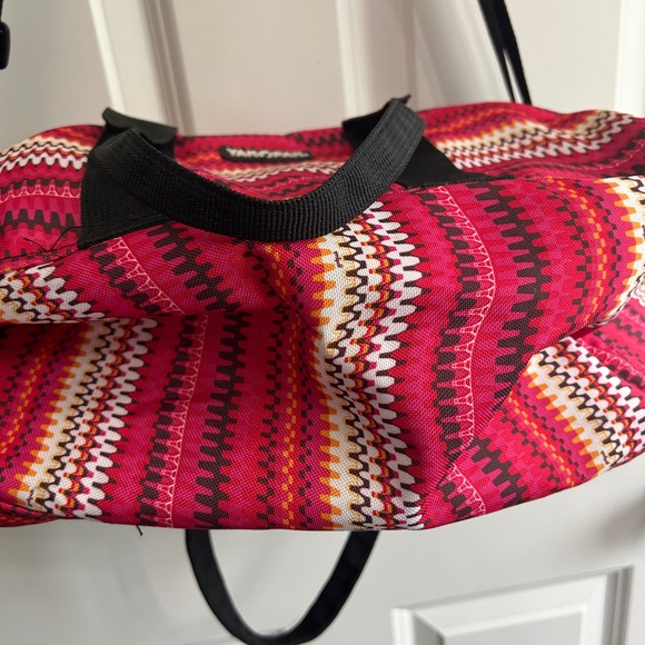 Like new YakPak duffle bag. Pink colorful zigzag design with black details - Picture 6 of 11